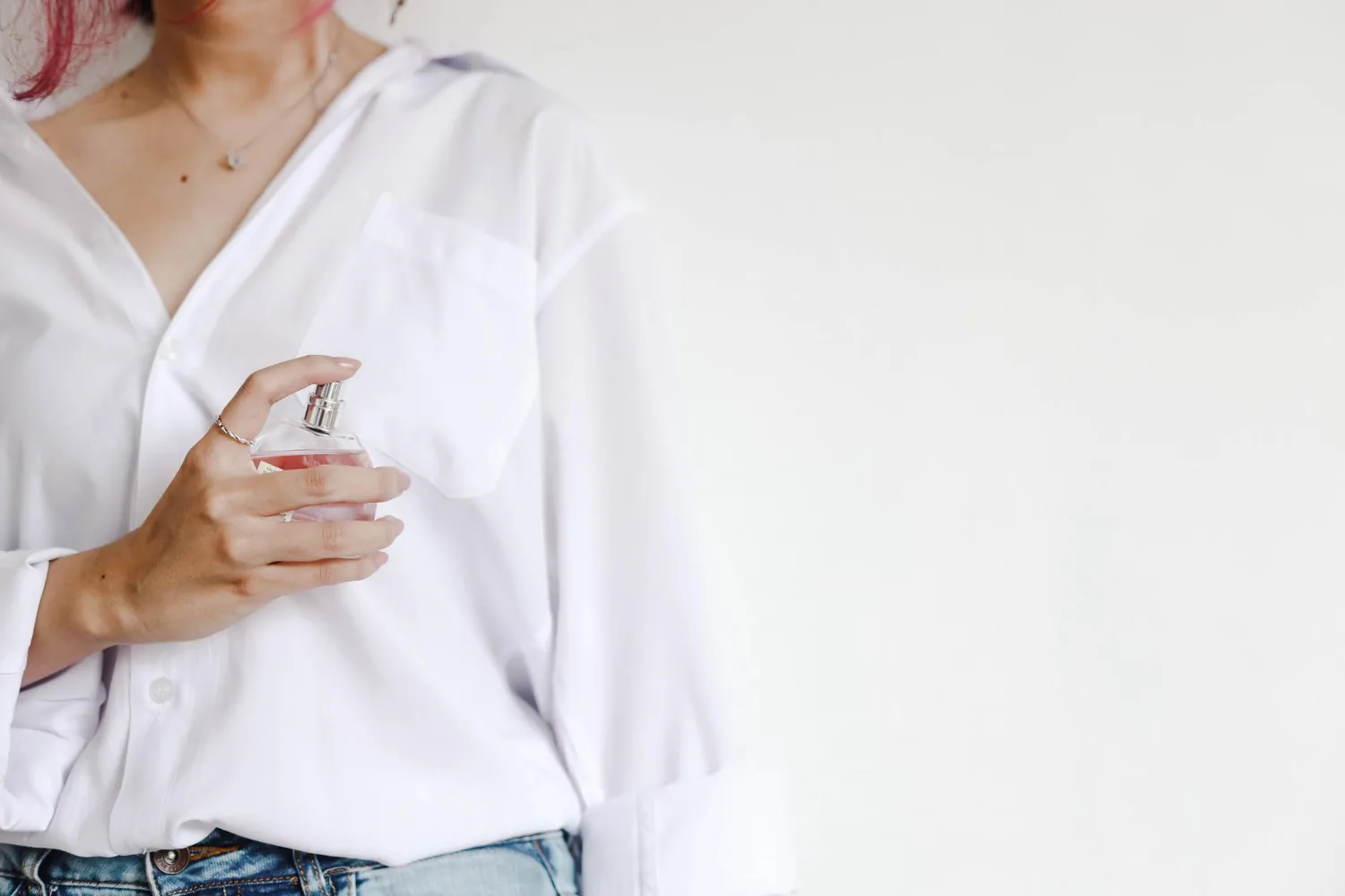 How to apply perfume correctly so that it lasts a long time?