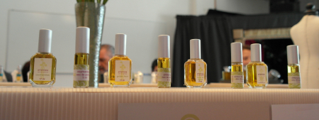 香水瓶照片  Artemisia Natural Perfume
