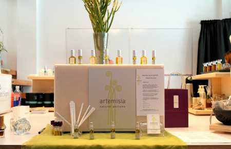 香水瓶照片  Artemisia Natural Perfume
