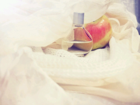 香水瓶照片  Eugena Natural Cosmetics