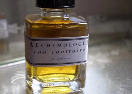 香水瓶照片  Herbal Alchemy / Alchemologie
