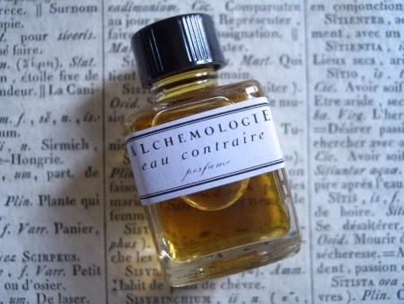 香水瓶照片  Herbal Alchemy / Alchemologie
