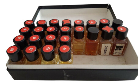 香水瓶照片  Julian Jill / Parfums Jill