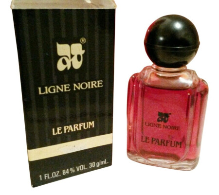 香水瓶照片  Julian Jill / Parfums Jill