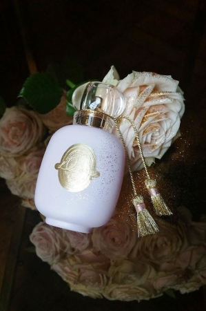 香水瓶照片  Les Parfums de Rosine