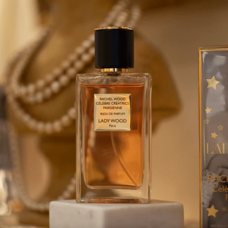 香水瓶照片  Mademoiselle Wood