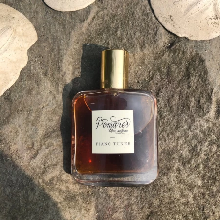 香水瓶照片  Pomares Stolen Perfume