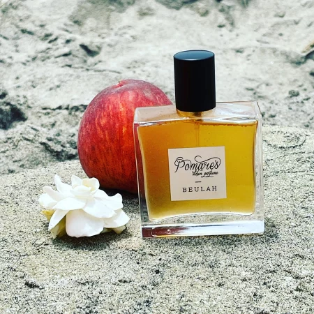 香水瓶照片  Pomares Stolen Perfume