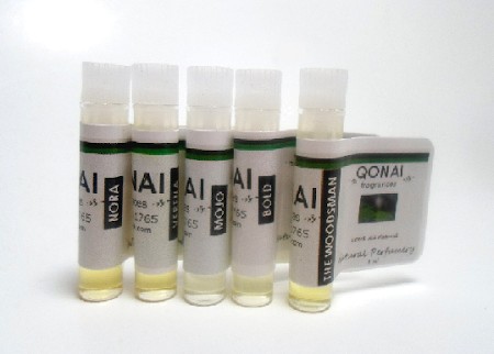 香水瓶照片  Qonai Fragrances