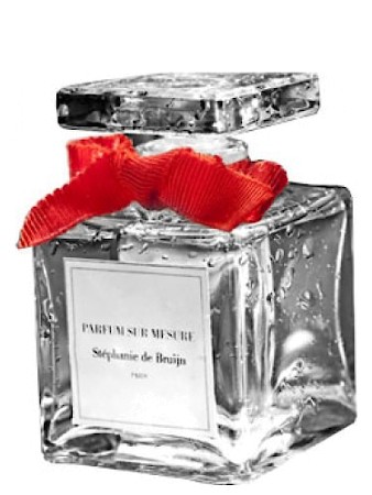 Stephanie de Bruijn - Parfum Sur Mesure Le Pret-a-Parfumer Couture Yin: Floral, Woodsy and Citrus