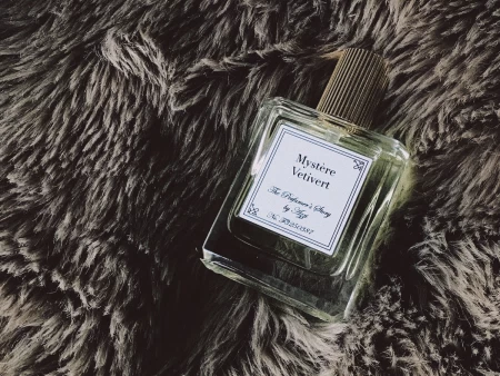 香水瓶照片  The Perfumer`s Story by Azzi