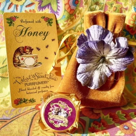 香水瓶照片  Velvet & Sweet Pea’s Purrfumery