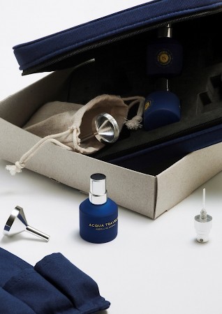 香水瓶照片  Wide Society — Le Parfum en Liberté
